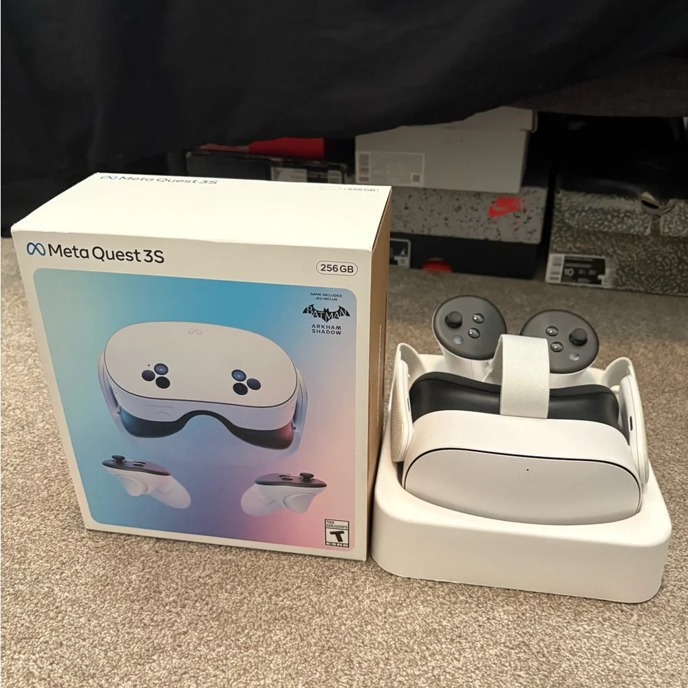 Oculus Meta Quest 3S VR Headset - Black & White